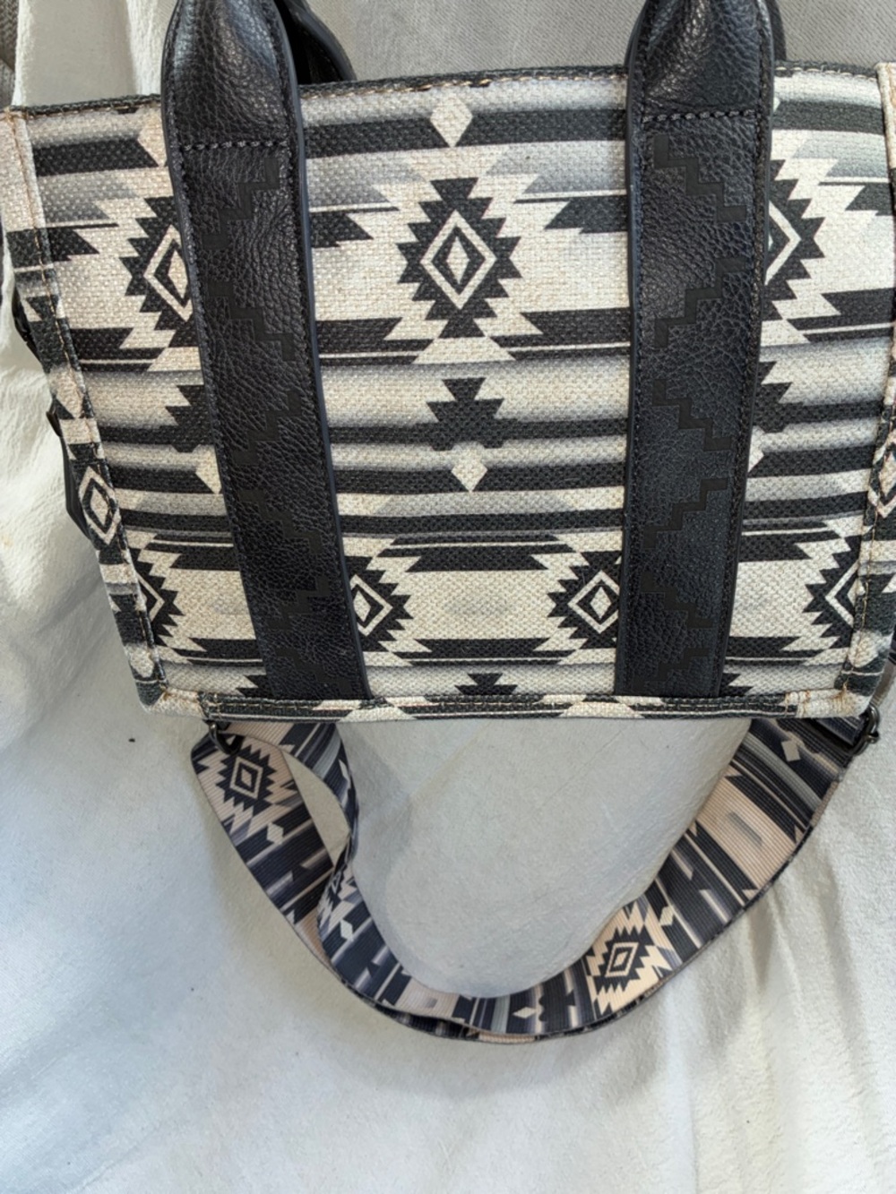 Wrangler Black White and blue Aztec Pattern Tote crossbody with Matching wallet - Picture 6 of 10